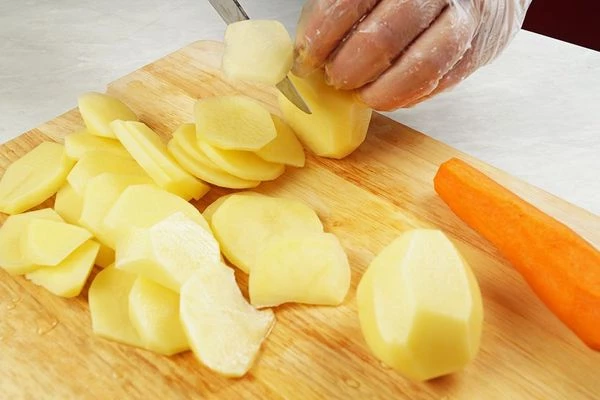 Картофель нарезать тонкими кружочками.