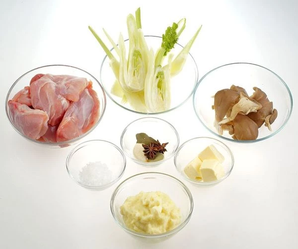 Бедро кролика разморозить естественным способом на нижней полке холодильника, если замороженное. Аккуратно отделить мясо от костей. Грибы вешенки, промыть, обсушить бумажным полотенцем, разделить на полоски. Отдельно приготовить картофельное пюре.