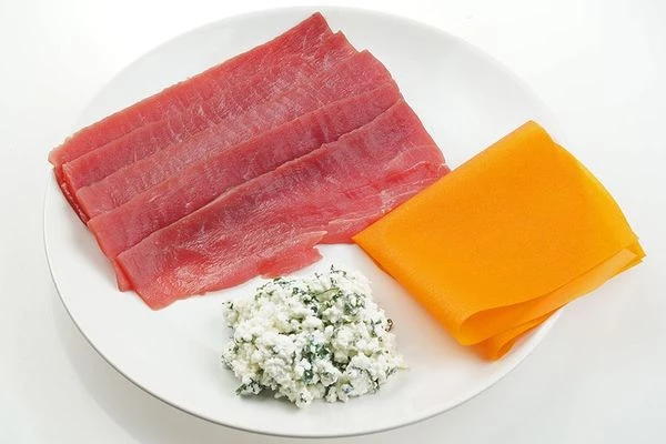 Тунца разморозить естественным способом на нижней полке холодильника, промокнуть бумажным полотенцем.