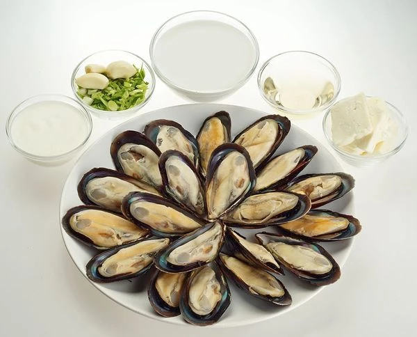 Мидии разморозить естественным способом на нижней полке холодильника. Промыть под проточной водой.