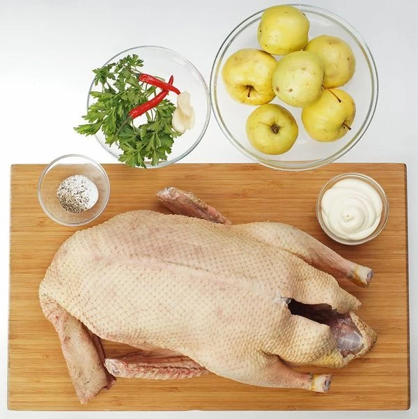 Муларда промыть под проточной водой, зачистить от остатков перьев (если необходимо).