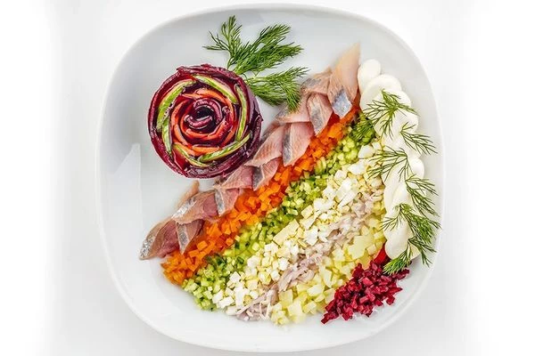 Сварить овощи: картофель, морковь, свеклу и яйца. Почистить репчатый лук.