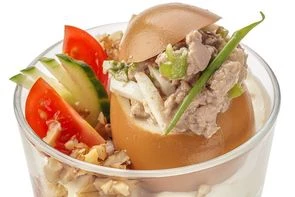 Салат из печени трески в коричневом яйце