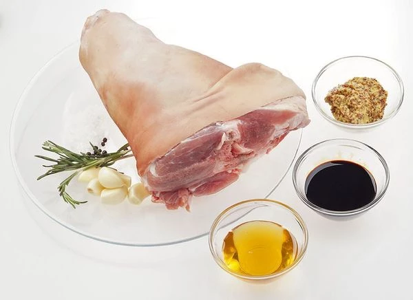 Рульку разморозить естественным способом на нижней полке холодильника. Промыть под холодной водой. Обсушить бумажным полотенцем. Натереть солью, перцем.