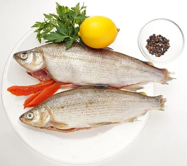 Сырок разморозить естественным способом на нижней полке холодильника. Очистить от чешуи и внутренностей, промыть под проточной водой, обсушить бумажным полотенцем.