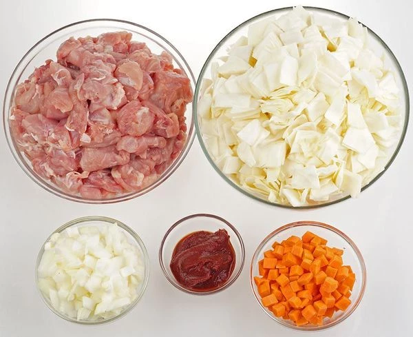 Куриные бедра нарезать крупными кусочками. Капусту - квадратами 2х2 см, морковь и лук - кубиком 0,5х0,5 см.