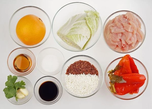 Куриное филе нарезать тонкими брусочками, перец маринованный и капусту квадратиками примерно 1,5х1,5 см. С апельсина снять цедру и нарезать ломтиками.