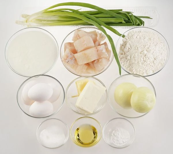 Рыбу разморозить естественным способом на нижней полке холодильника. Удалить кожу и кости, нарезать на мелкие кубики.