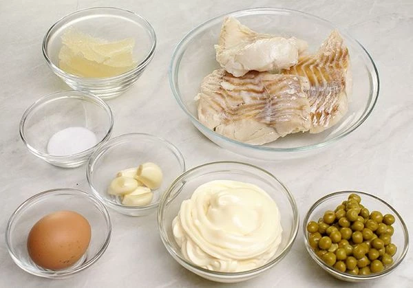 Филе трески разморозить естественным способом на нижней полке холодильника. Отварить в кипящей подсоленной воде. Горошек зеленый разморозить, немного отварить в посоленной воде.( можно взять консервированный горошек мозговых сортов).  Желатин замочить в 1/2ст холодной кипяченой воды на 10-15 минут