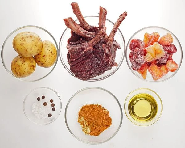 Каре косули на косточке разморозить естественным способом на нижней полке холодильника. Разрезать на порции, слегка отбить, смазать растительным маслом.