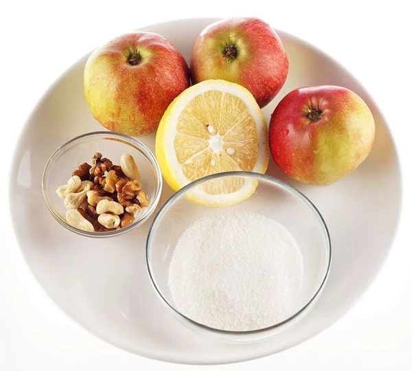 Яблоки промыть, нарезать крупными дольками, сбрызнуть лимонным соком, разбавленным водой, чтобы не потемнели. Орехи мелко порубить.