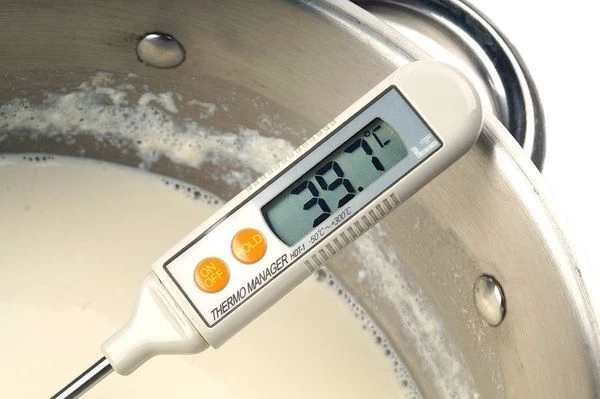 Довести 1 л кипяченого или ультрапастеризованного молока до температуры +37...+40С.