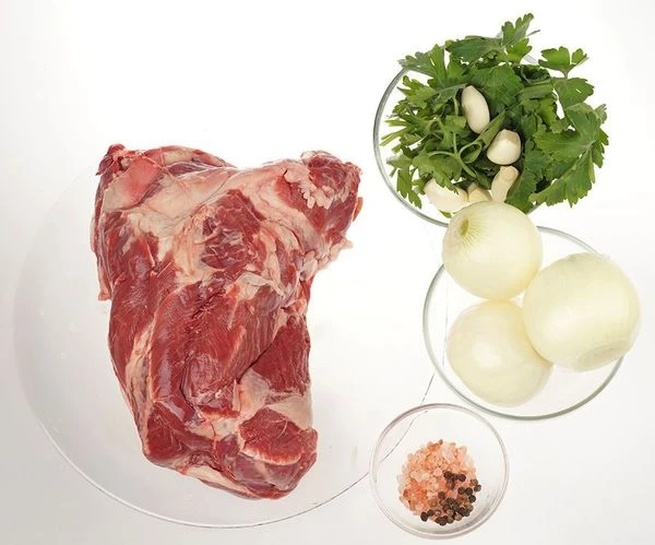 Баранью лопатку без кости разморозить естественным способом на нижней полке холодильника. Промыть, обсушить бумажным полотенцем. 