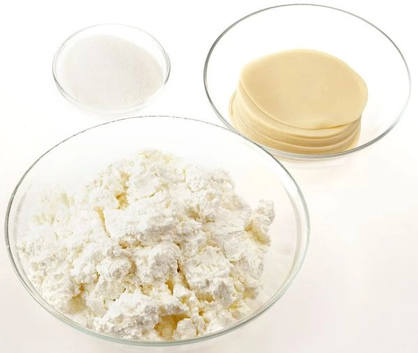 В творог добавить соль, сахар по вкусу. Если творог жидковат, то можно добавить немного муки.