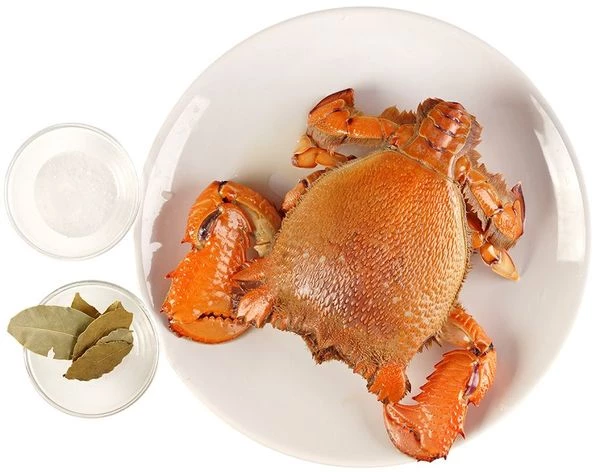 Краба разморозить естественным способом на нижней полке холодильнике, промыть под проточной водой. Подготовить соль, лавровый лист.