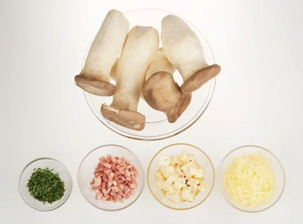 Необходимые продукты. Грудинку нарезать мелким кубиком, сыр натереть на крупной терке, зелень мелко порубить.