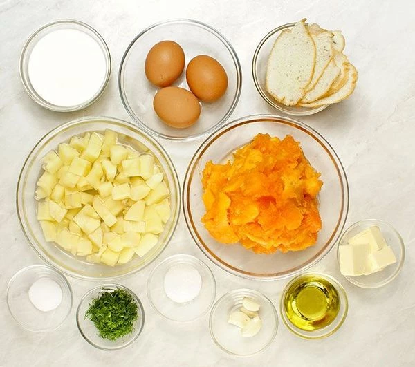 Картофель почистить, нарезать небольшими кубиками. Багет нарезать тонкими пластиками. Тыкву нарезать произвольными кусочками.