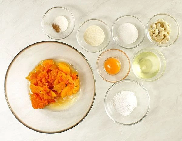 Тыкву нарезать небольшими кусочками, посыпать сахаром, запечь в разогретой до 200С духовке примерно 20 минут. Белки отделить от желтков.