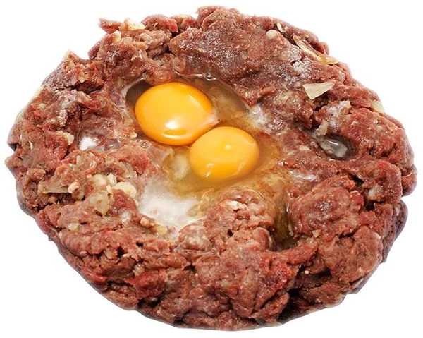 Мясо оленя разморозить естественным способом на нижней полке холодильника, зачистить от пленок и сухожилий. Пропустить через мясорубку 2 раза, добавив лук репчатый и замоченный в молоке хлеб. Посолить, поперчить по вкусу. Вбить в фарш яйца, хорошо перемешать.