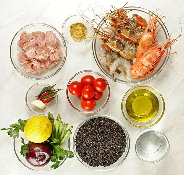 Куриное филе и креветки разморозить естественным способом на нижней полке холодильника. Курицу нарезать крупными кусочками, креветки тигровые очистить от панциря, удалить кишечную вену.