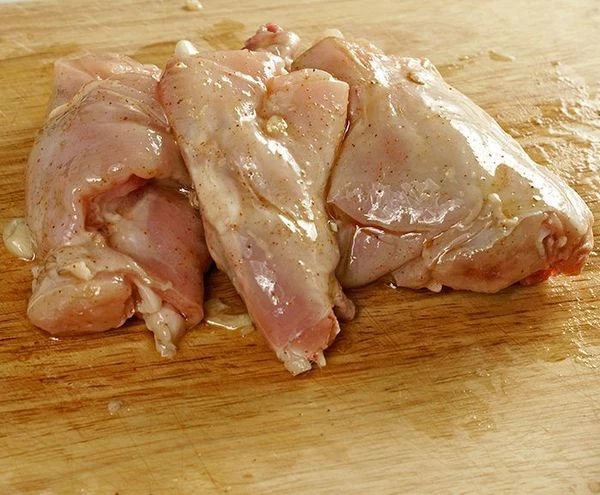 Смешать оливковое масло, мелко порубленный чеснок, соль, перец. Ножки кролика замариновать в получившейся смеси на 2 часа.