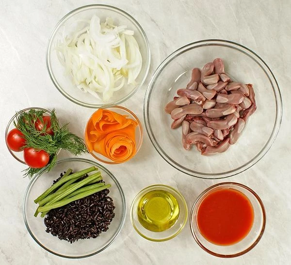 Кроличьи язычки замочить в молоке на 1-2 часа. Отварить черный рис в большом количестве кипящей подсоленной воды.