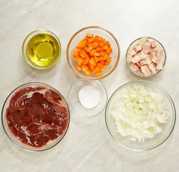 Печень кролика промыть, удалить соединительные пленочки, залить молоком  на 30-40 минут. Бекон, лук, морковь нарезать небольшим кубиком.