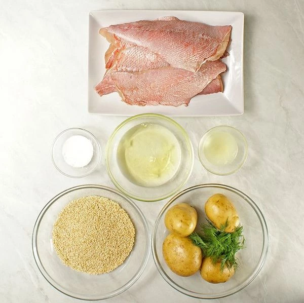 Окуня разморозить естественным способом на нижней полке холодильника. Очистить от чешуи под проточной холодной водой. Промыть, срезать плавники, разрезать вдоль кости на 2 филе с кожей.