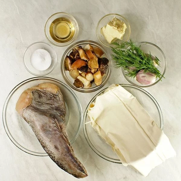 Морского черта разморозить естественным способом на нижней полке холодильника, срезать плавники, промыть. Белые грибы и тесто фило разморозить.