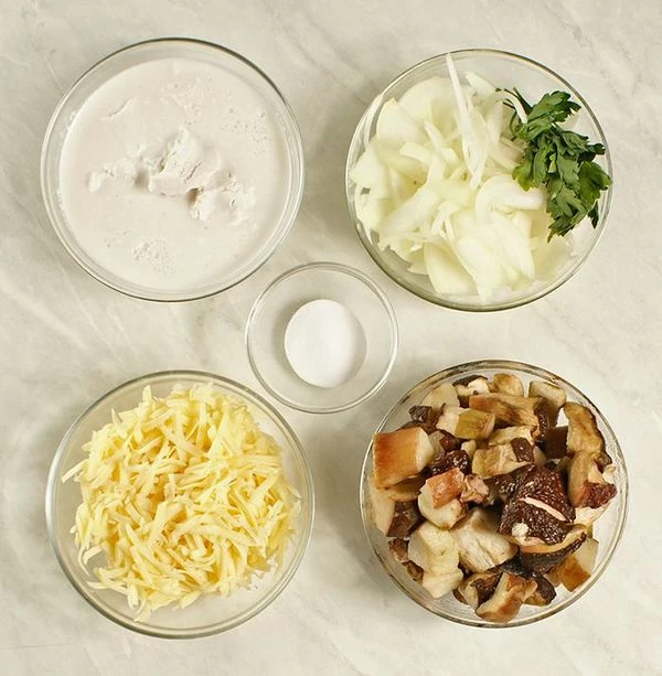 Грибы разморозить естественным способом на нижней полке холодильника. Лук нарезать тонкой соломкой, сыр натереть на крупной терке.