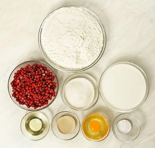 Бруснику разморозить естественным способом на нижней полке холодильника, если много сока, то слить его и сделать вкусный морс. Муку просеять.