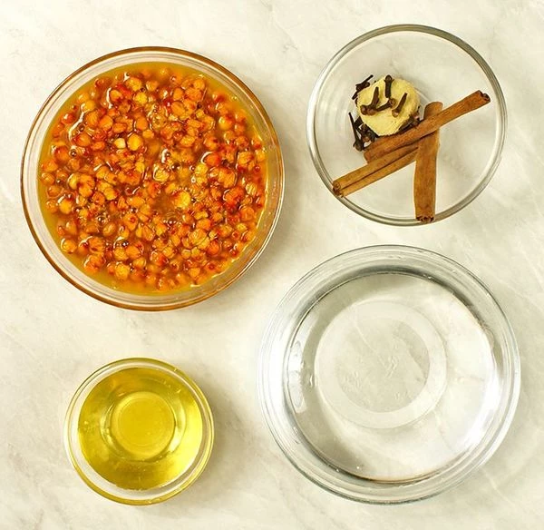 Облепиху слегка разморозить.