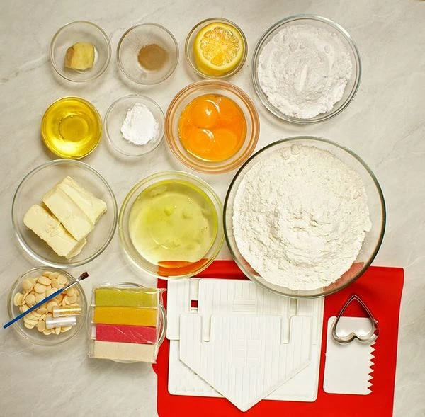 Необходимые продукты. Трафарет для домика можно нарисовать самим. Мы взяли готовый шаблон. Необходимо сделать крышу - 2 детали, боковые стены с частью крыши - 2шт, боковые стены низкие - 2шт