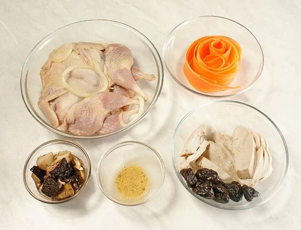 Перепелок разморозить естественным способом на нижней полке холодильника. Промыть, отделить филе. И обсушить филе бумажным полотенцем. Сбрызнуть оливковым маслом, посолить, поперчить. Морковь нарезать тонкими пластинками с помощью овощечистки. Куриную грудку немного отварить и нарезать ломтиками. (можно не варить). Грибы разморозить естественным способом.