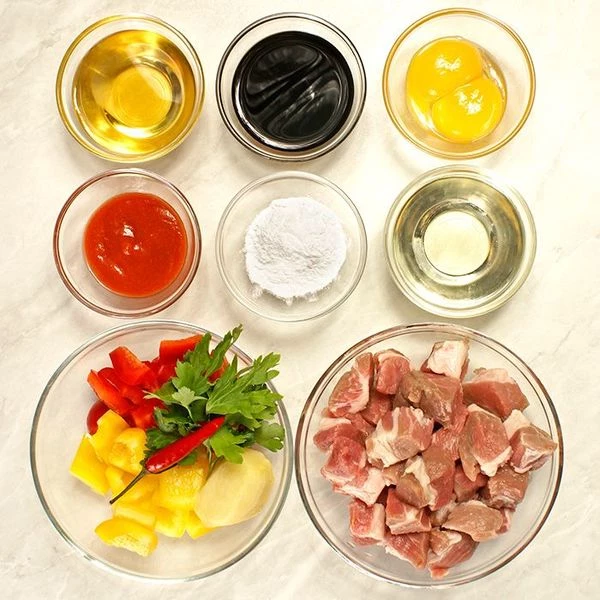 Свинину взять охлажденную или разморозить естественным способом на нижней полке холодильника. Нарезать кубиком примерно 2,5*2,5 см. Перец сладкий очистить от семян и нарезать квадратиками по размеру мяса.