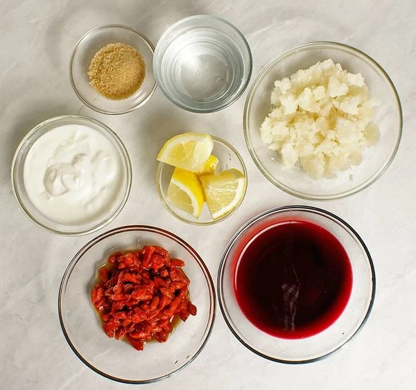 Ягоды годжи промыть, замочить в небольшом количестве теплой воды. Заварить в чашке чай каркаде до нужной по вкусу  концентрации, чтобы не был сильно кислым. 20г желатина замочить в молоке на 10 минут. Остальной желатин залить водой и тоже оставить на 10 минут.