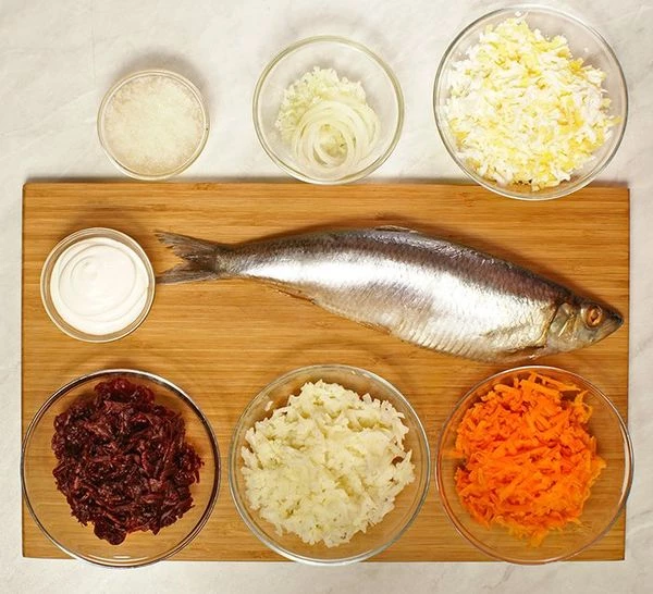 Картофель, морковь, яйцо и свеклу отварить в подсоленной воде. Затем натереть на крупной терке. Желатин замочить на 10-15 минут. Лук почистить и нарезать мелким кубиком.