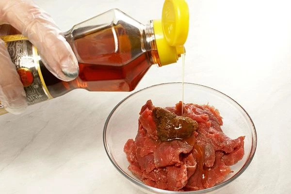 Мясо нарезать тонкими ломтиками, замариновать с мисо пастой и кунжутным маслом на 15-20 минут.