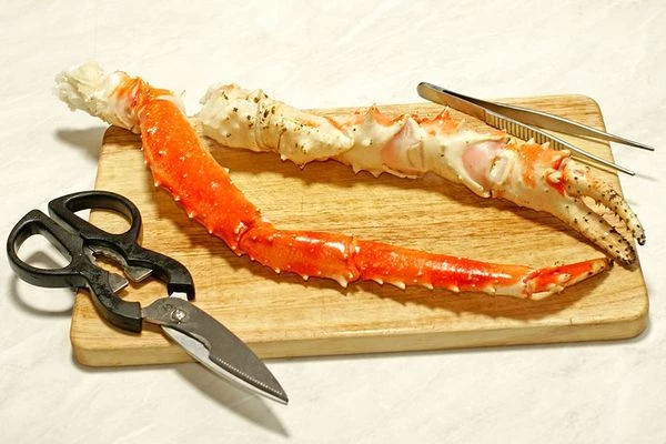 Конечности краба разморозить залив кипятком. 