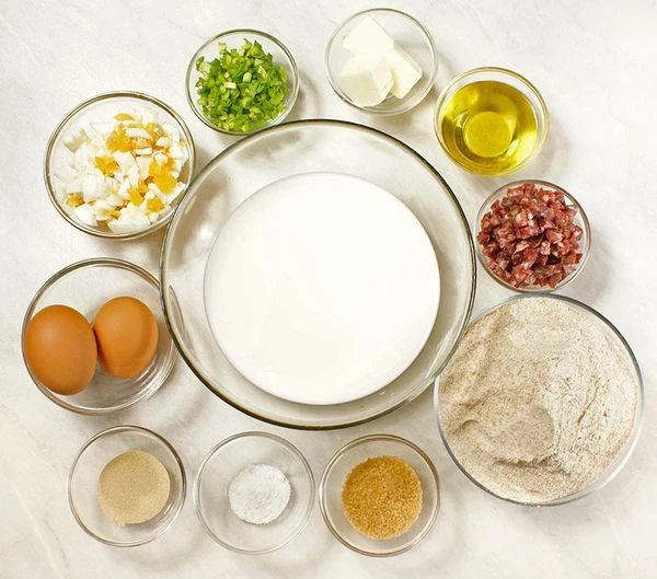 Для припека: отварить яйцо. Нарезать небольшими кубиками яйцо, колбасу. Зеленый лук - крошкой.