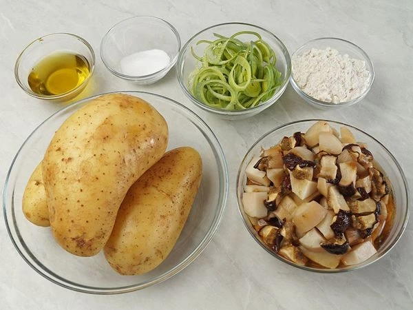 Грибы разморозить естественным способом на нижней полке холодильника. Промыть, обсушить бумажным полотенцем. Лук порей нарезать тонкими кольцами. Картофель очистить.