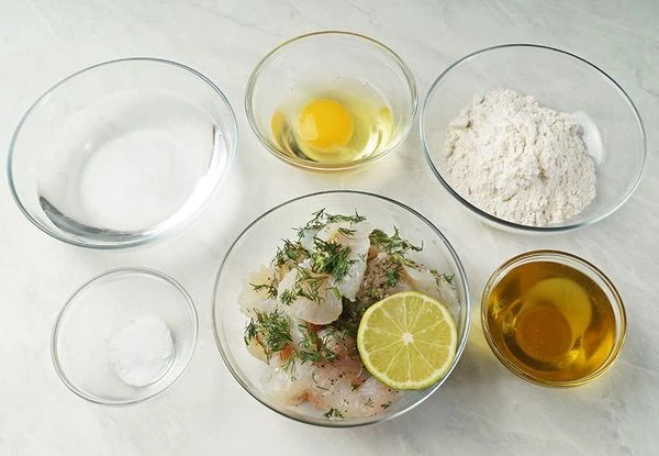 Филе судака разморозить естественным способом на нижней полке холодильника. Снять с кожи. Промокнуть бумажным полотенцем. Нарезать произвольными полосками. Сбрызнуть соком лайма, посолить, поперчить по вкусу, добавить нарезанную зелень. Оставить на 5-6 минут в маринаде.