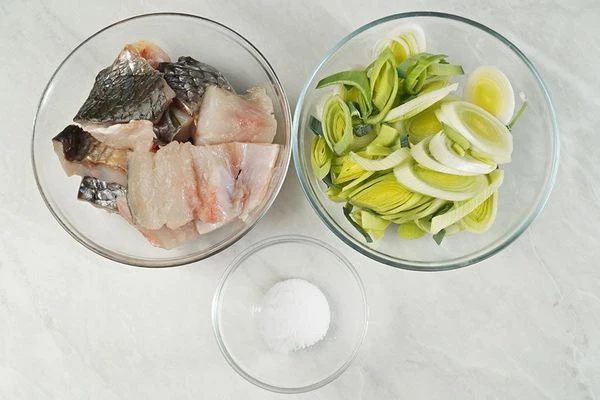 Кефаль разморозить естественным способом на нижней полке холодильника, промыть под проточной водой, очистить от чешуи. Срезать плавники. Разрезать вдоль брюшка и удалить внутренности, еще раз промыть под проточной водой. Отрезать голову, разделить вдоль хребта на 2 филе, срезать кости.