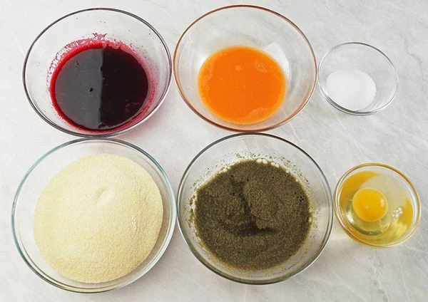 Свеклу и морковь натереть на мелкой терке, отжать сок с помощью марли или через сито. Замочить порошок ламинарии в небольшом количестве холодной кипяченой воды.