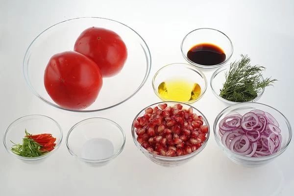 Лук нарезать кольцами. Сбрызнуть бальзамическим уксусом.
Добавить нарезанную зелень, аккуратно перемешать.