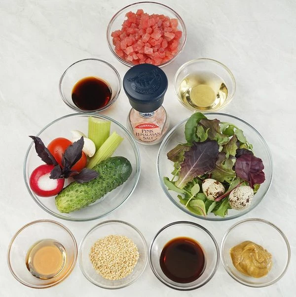 Филе тунца разморозить естественным способом на нижней полке холодильника. Промокнуть бумажным полотенцем. Нарезать кубиком 0,5х0,5 см.