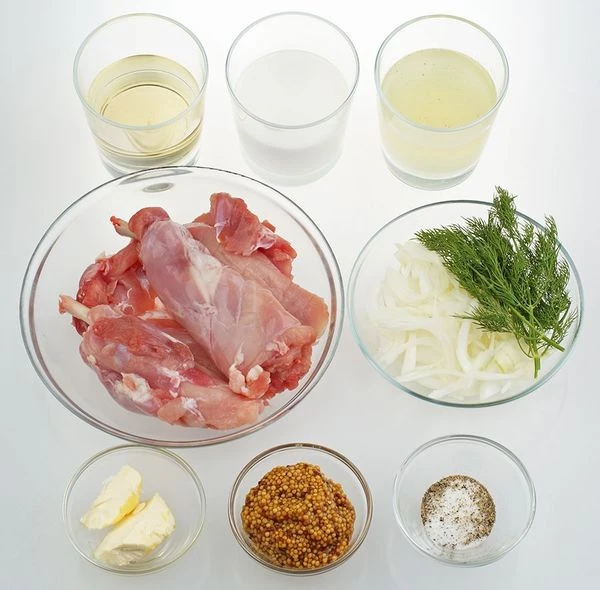 Лук нарезать соломкой. Ножки кролика разрезать вдоль косточки, аккуратно отделить мясо от кости, развернуть пластом, толщиной примерно 1 см. Отдельно приготовить бульон из костей кролика.