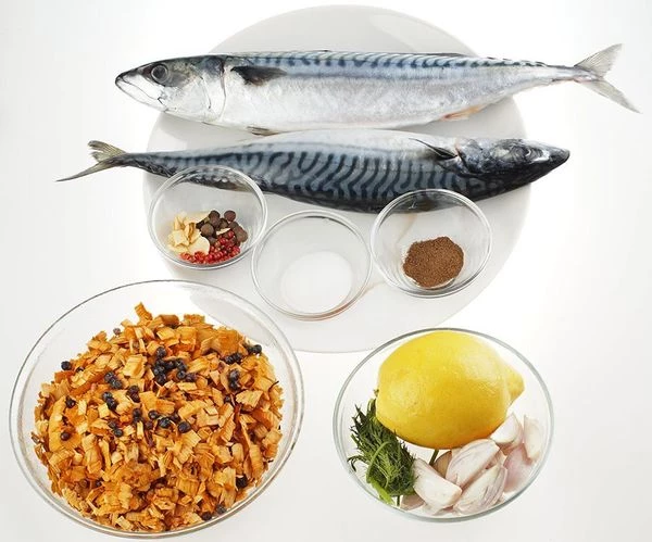 В ольховые опилки добавить можжевельник, залить водой и дать настояться 30 минут. Разморозить рыбу естественным способом на нижней полке холодильника.