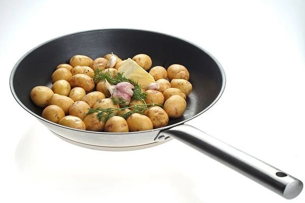  Обжарить на разогретой с сливочным маслом сковороде до румяной корочки. Можно добавить в масло несколько раздавленных зубчиков чеснока.