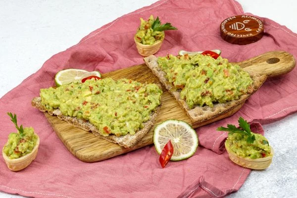 Готовый гуакамоле намазать на хлебцы или кукурузные чипсы, можно положить в тарталетки.